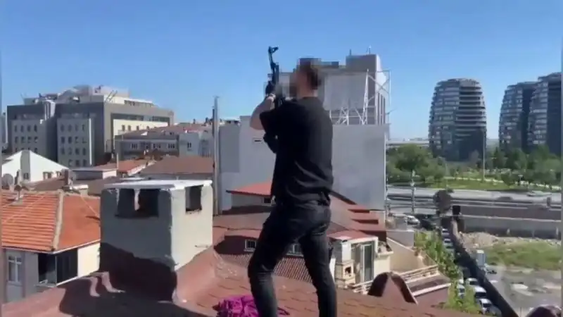İstanbul'da Çatıda Paniğe Neden Olan Operasyonun Detayları