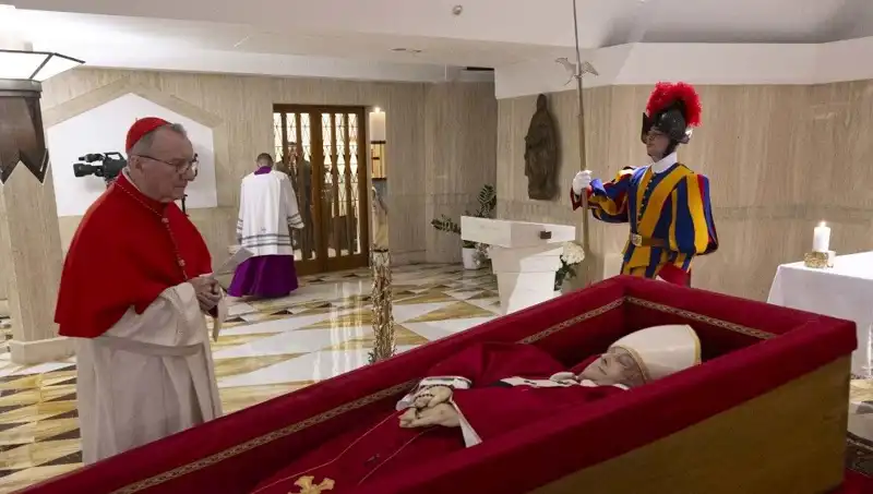 Papa'nın Tabutundaki Anlam Yüklü Fotoğraflar Yayınlandı