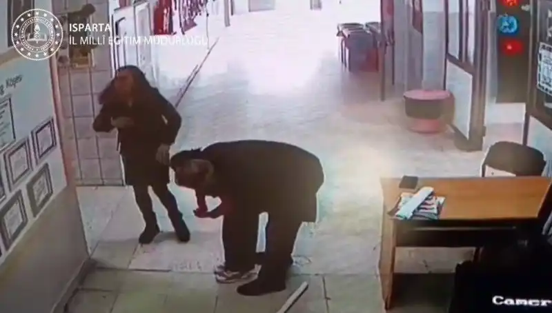 İlkokulda Şok An: Öğretmeninin Heimlich Manevrası ile Hayatı Kurtuldu!