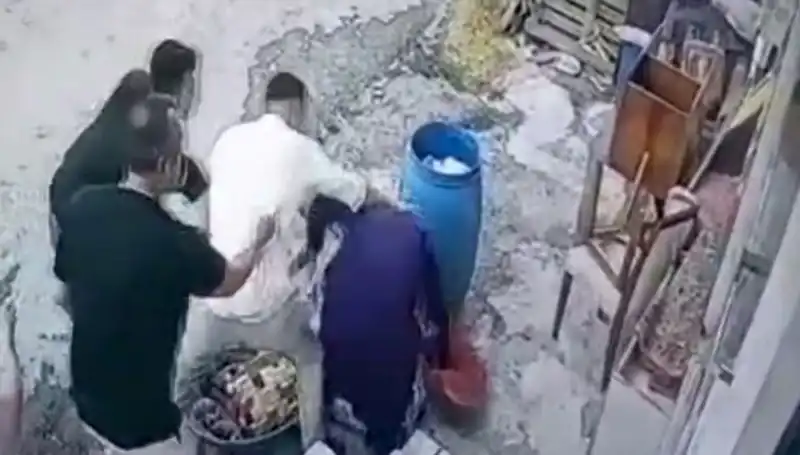 Başakşehir'de Bidon Tartışması Kanlı Bitti: Baba ve Oğlu Kadını Darbetti
