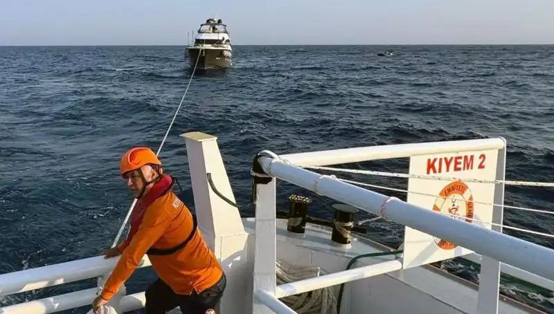 Marmaris Açıklarında Sürüklenen Tekneye Kurtarma Operasyonu