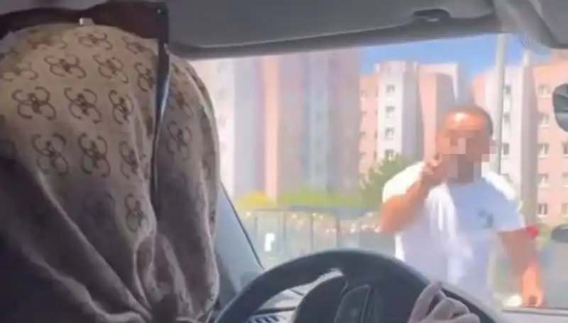 Trafikte Dehşet Anları: Önü Kesen Sürücü Araç Camını Yumrukladı!