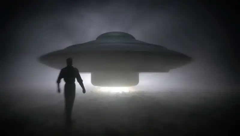 UFO Uzmanı, Uzaylı Tehdidini Açıkladı: "Masum İnsanları Hedef Alıyorlar"