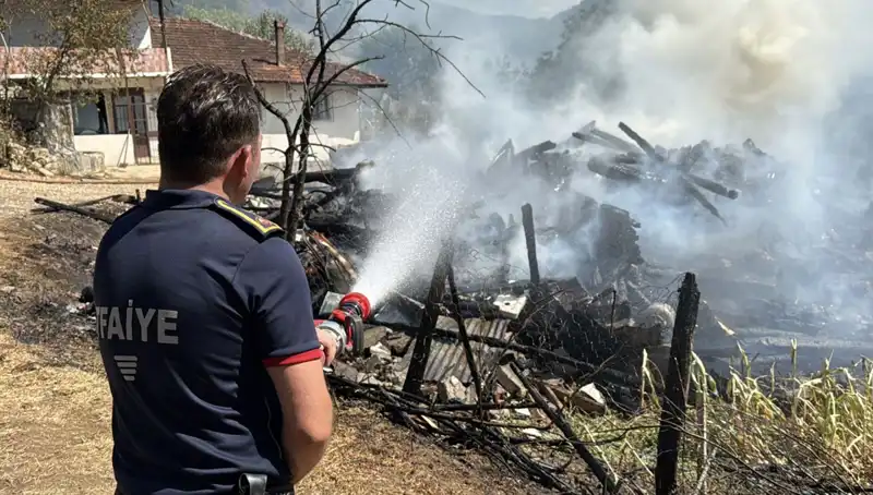 Evde Çıkan Yangın Ormana Sıçradı: Ekipler Çalışmalarını Hızlandırdı