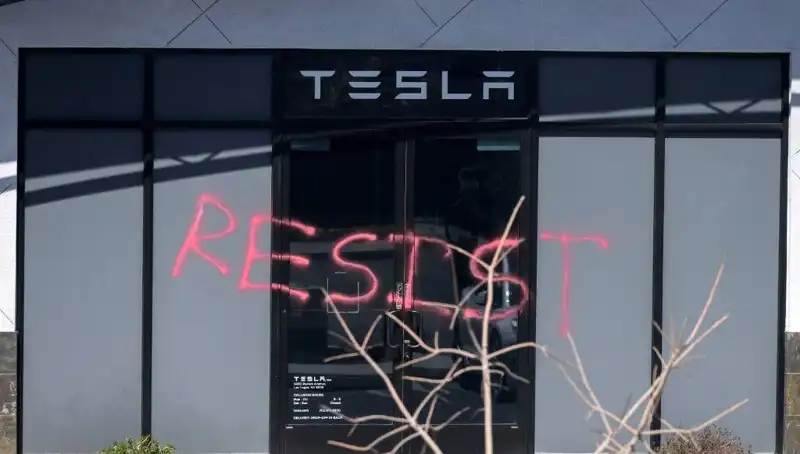 Tesla Saldırılarına Son Vermek İçin Özel FBI Görev Gücü Kuruldu