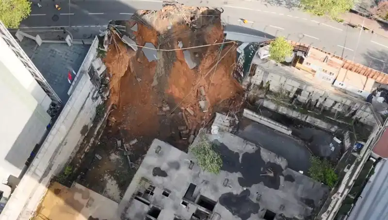 Sarıyer’de Yol Çökmesi: Cadde Trafiğe Kapandı, Vatandaşlar Şaşkın