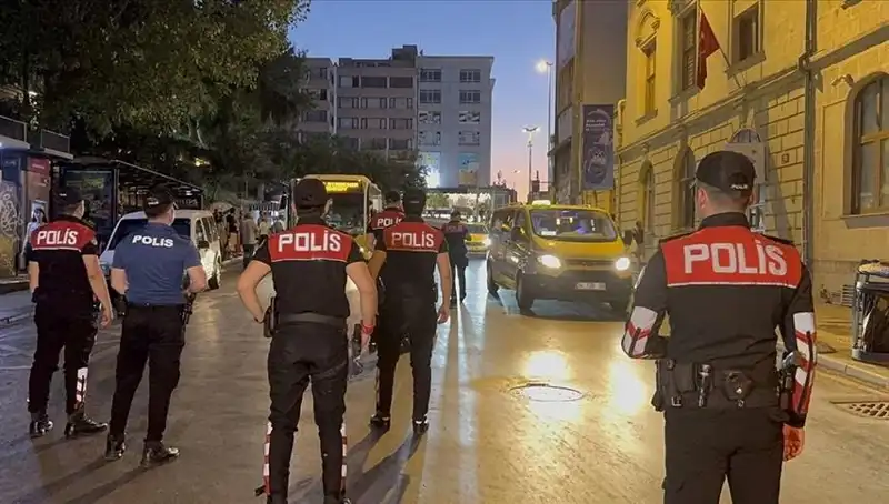İstanbul’da Dev Asayiş Operasyonu: 4 Saatte Yüzlerce Gözaltı Gerçekleşti