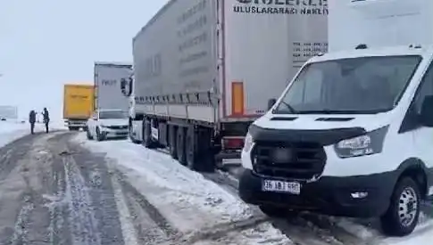 Kars-Ardahan Karayolunda Kar Yağışı: TIR'lar Kara Saplandı, Seyahat Etmeyin!