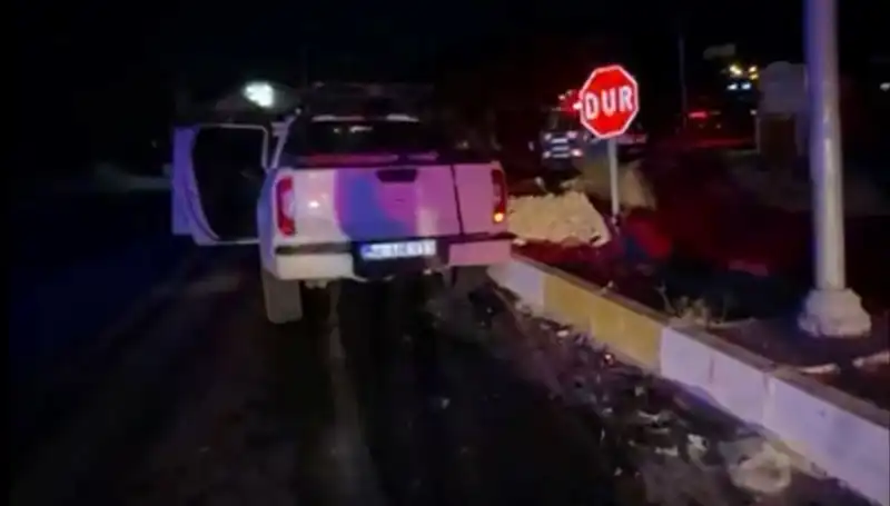 İzmir’de Kamyonet ile Hafif Ticari Araç Çarpıştı: Olay Anı ve Yaralıların Durumu