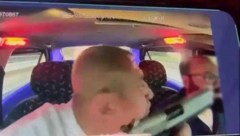 Takside yaşanan korku dolu anlar! Silahlı saldırganın korkutucu takibi