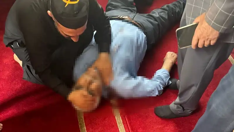 Camide Namaz Kılarken Bıçaklanan Cemaate Şok: İki Yaralı, Bir Gözaltı