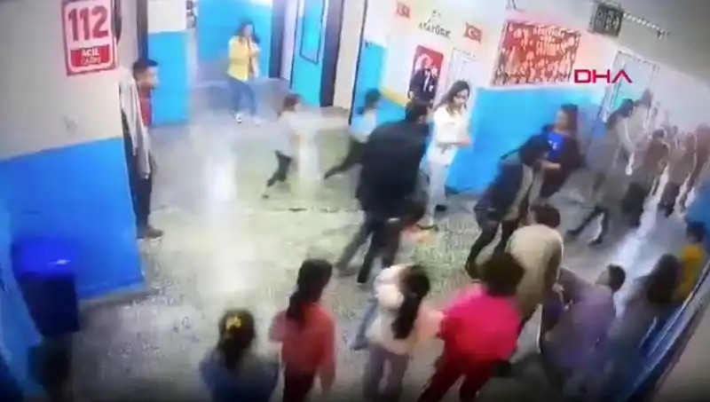 Okulda Bayılan Öğrenciyi Müdür Yardımcısı Kurtardı: O Anlar Kamerada!