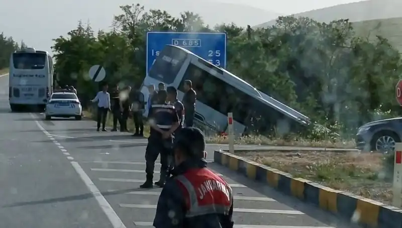 Isparta’da Tur Otobüsü ve Yolcu Otobüsü Çarpıştı: Çok Sayıda Yaralı Var!
