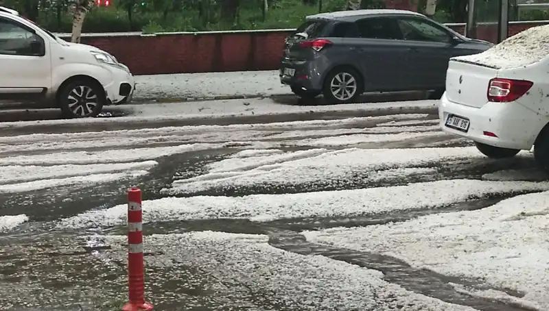 Ardahan'da Dolu Faciası: Beyaz Mantosuyla Şehir Adeta Büyülendi