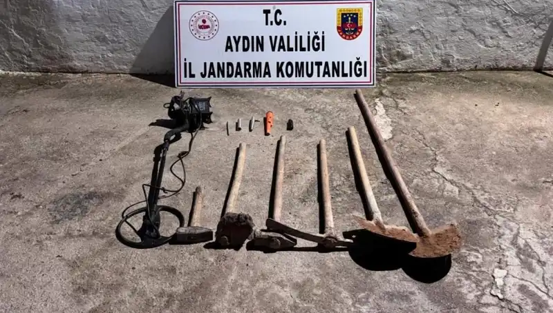 Aydın'da Kaçak Kazı Yapan Sunağının Ortasında Suçüstü Yakalandı!