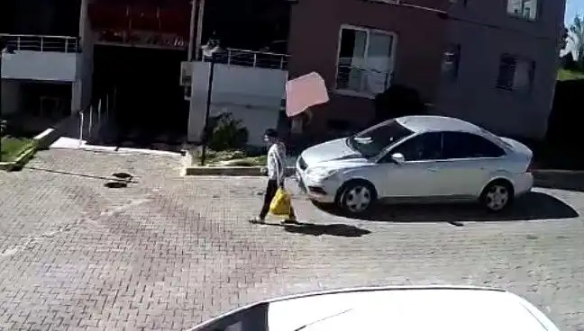 Çatısından Düşen Fayanstan Saniyelerle Kurtulan Adamın İnanılmaz Hikayesi