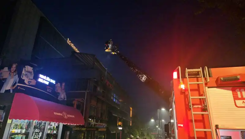 Beşiktaş'ta Yangın Paniği! 3 Katlı Restoran Alev Alev Yandı