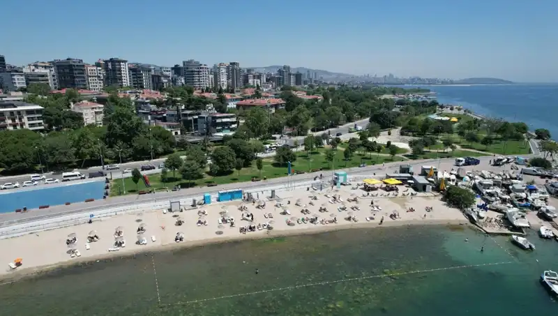 İstanbul'un Sıcak Hava Dalgası: Caddebostan Sahili Dolup Taşdı!