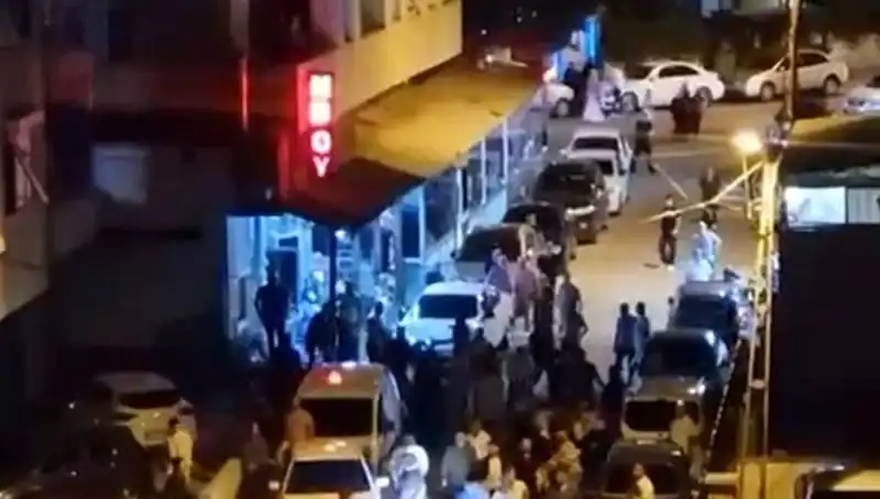 Düğün Kutlaması Korku Dolu Anlara Sahne Oldu: Araba Karşısında Kalabalık!