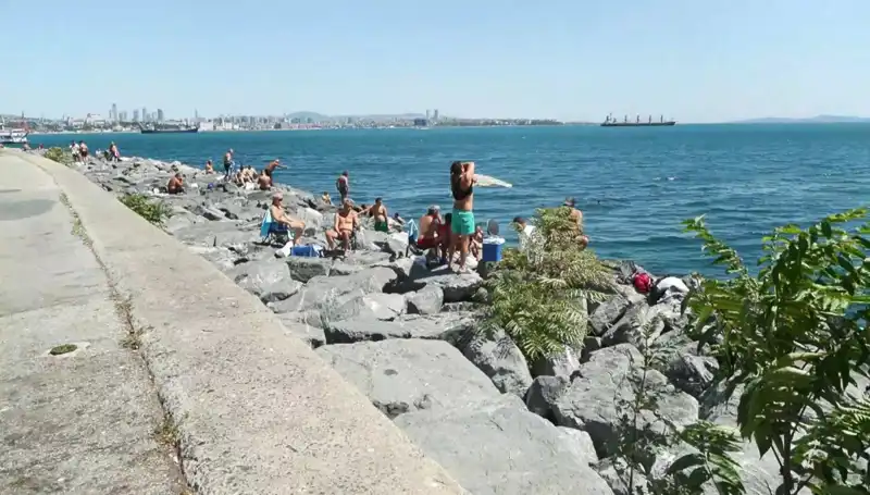 İstanbul'un Sıcak Havası, Sahilleri Doldurdu! Sen de Göz At!