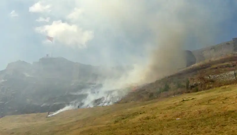 Kars Kalesi Eteklerinde Yangın Paniği: Anız Yangını Büyüyor