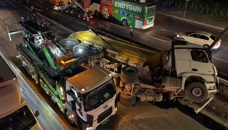 Moloz Yüklü Hafriyat Kamyonu Devrildi: Olayın Sırrı Çözüldü Mü?