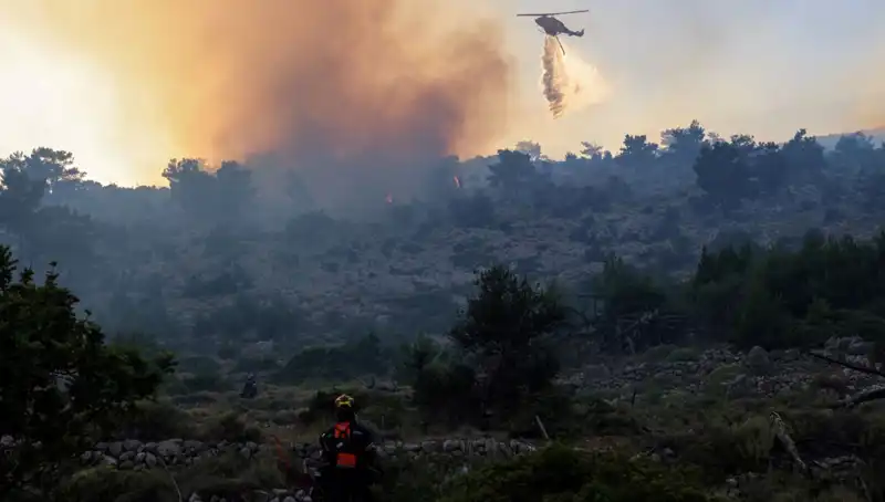 Eğriboz Adası’nda Yangın Alarmı: İki Köy Tahliye Edildi!