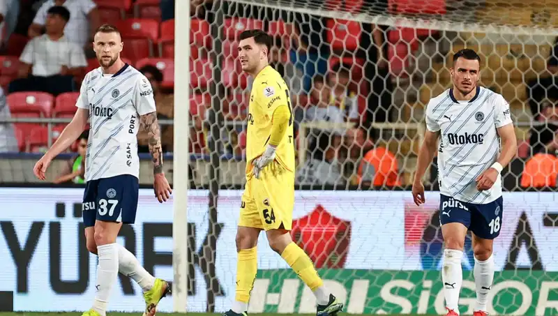 Fenerbahçe'nin Beklenmedik Yenilgisi: Takımda Olağanüstü Çalkantılar Yaşanıyor