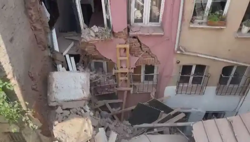 İstanbul'da Üç Katlı Bina Balkonu Çöktü: Olayın Ayrıntıları ve Sonrası