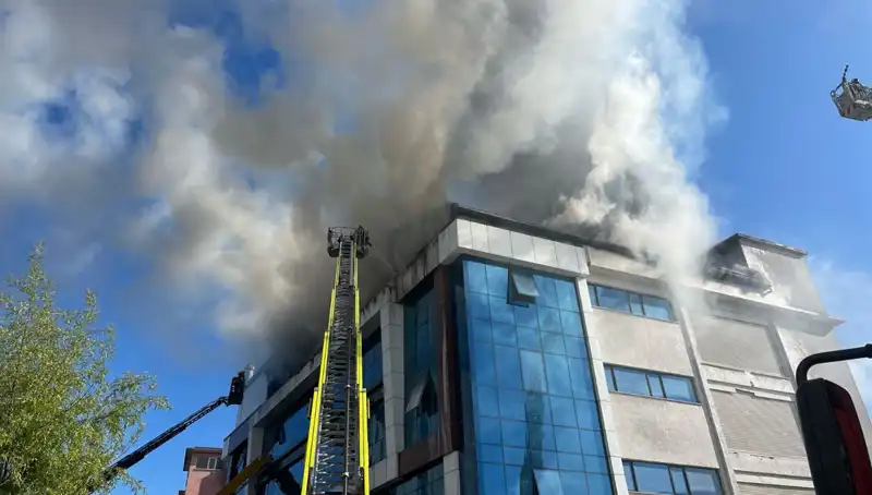 Esenyurt'ta Tekstil Atölyesi Korkutan Yangın: İtfaiye Müdahale Etti