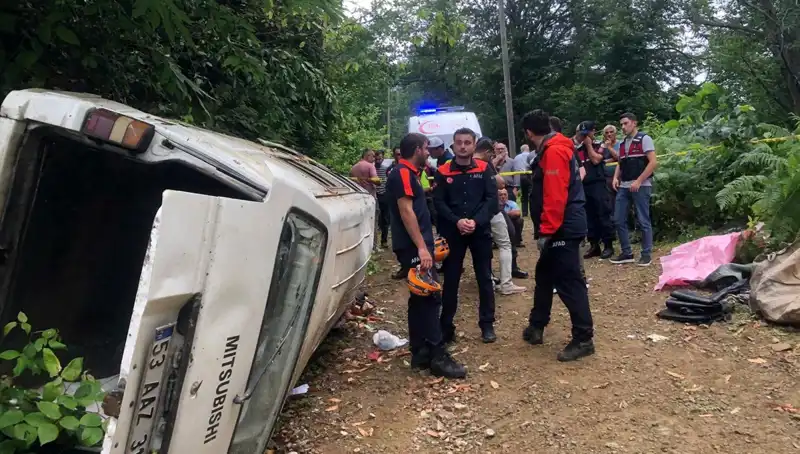 Rize'de Korkunç Kaza: Minibüs Yamaçtan Yuvarlandı, İki Can Gitti!