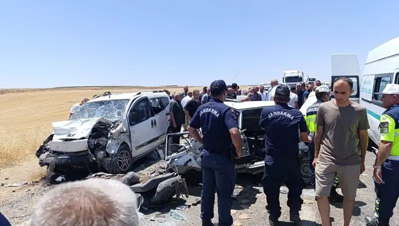 Hafif Ticari Araç ve Otomobil Çarpıştı: 4 Can Kaybı, 1 Yaralı