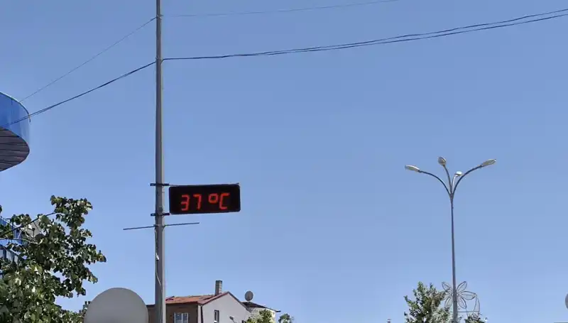 Yazın Ortasında Termometreler 38 Dereceleri Buldu: İlçede Alev Alev Sıcaklık