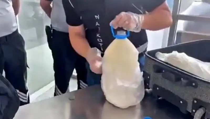 Havalimanında Şok Buluş: Süt Şişesinde 12 Kilo 800 Gram Koruyucu Madde!