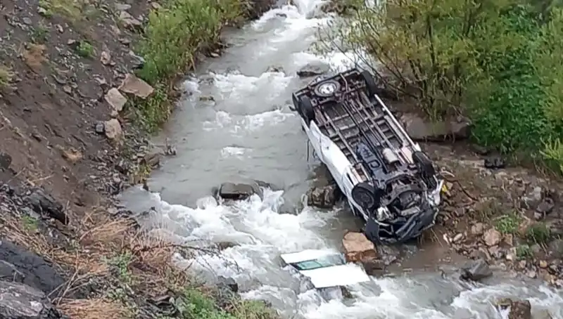 Hakkari'de Minibüs Devrildi: Dereye Uçan Kazada İki Kişi Hayatını Kaybetti