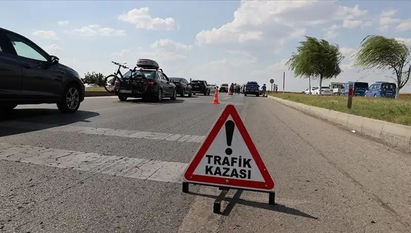 Adana'da Kamyon ve Otomobil Çarpıştı: Can Kaybı ve Yaralı Var