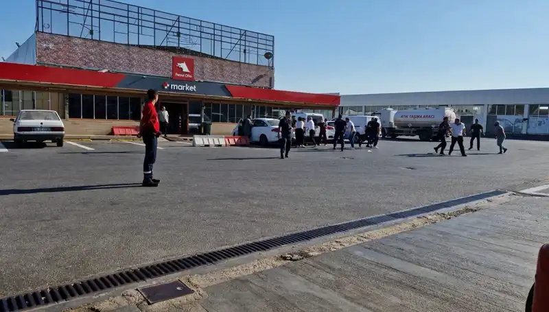 İki Aileyi Karşı Karşıya Getiren Omuz Atma Kavgası: Akaryakıt İstasyonu Karanlığa Gömüldü
