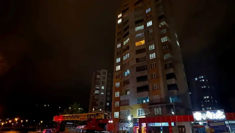 Yıldırım Düşmesi: Apartmanın Çatısı Alev Alev Yandı