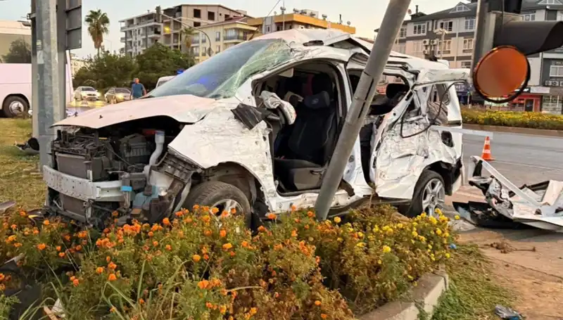 Antalya'da Tıbbi Acil Durum! Midibüs ve Hafif Ticari Araç Çarpıştı