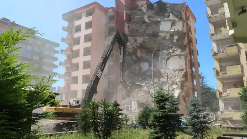 Deprem Değil, Dalgalar: İki Bina Yıkım Kararına Neden Oldu