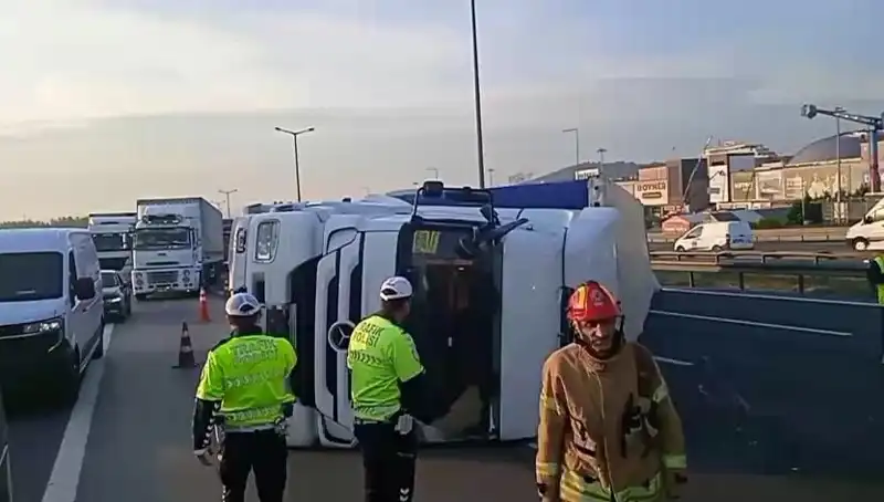 Pendik TEM Otoyolu'nda TIR Devrildi: İstanbul Yönünde Trafik Felç Oldu