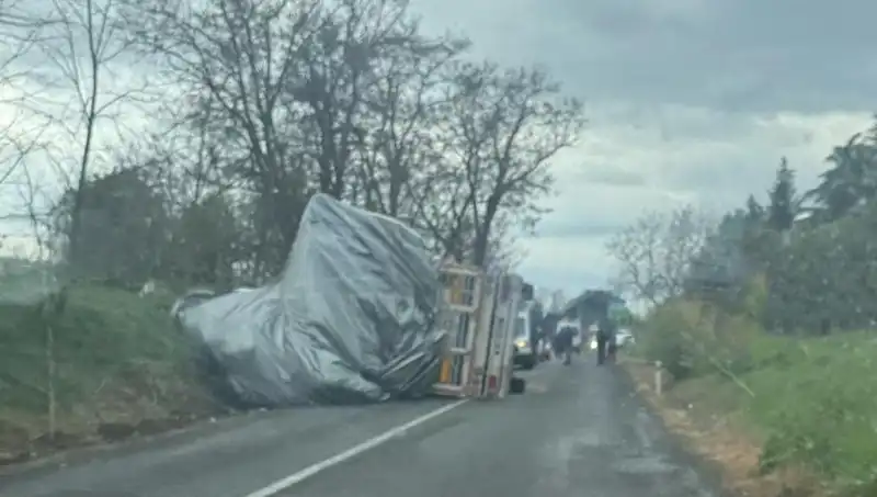 Tekirdağ'da Saman Yüklü TIR Devrildi, Olay Anı Şok Etti!