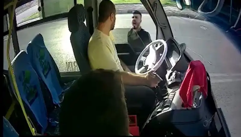 Antalya'da Bıçaklı Saldırı: Otobüs Şoförünü Bıçaklayarak Kaçan Zanlı Yakalandı