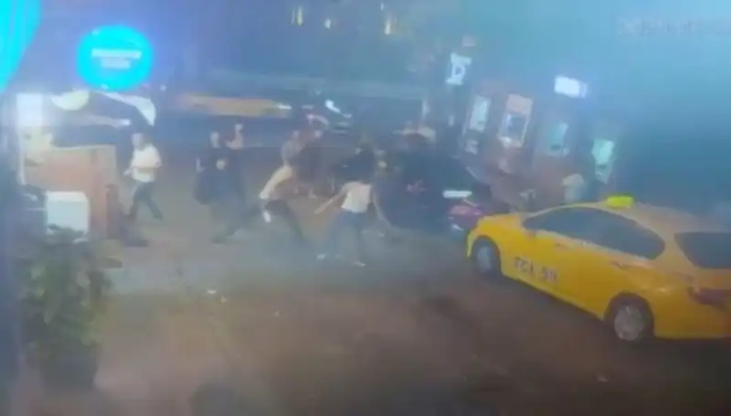 Beyoğlu'nda Yaşanan Kavga: Laf Atma Nedeniyle Kanlı Çatışma!