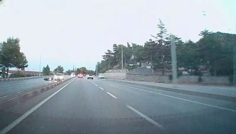 Otomobil ve Motosiklet Çarpıştı: Kaza Anının Ardındaki Görüntüler Şaşkına Çevirdi