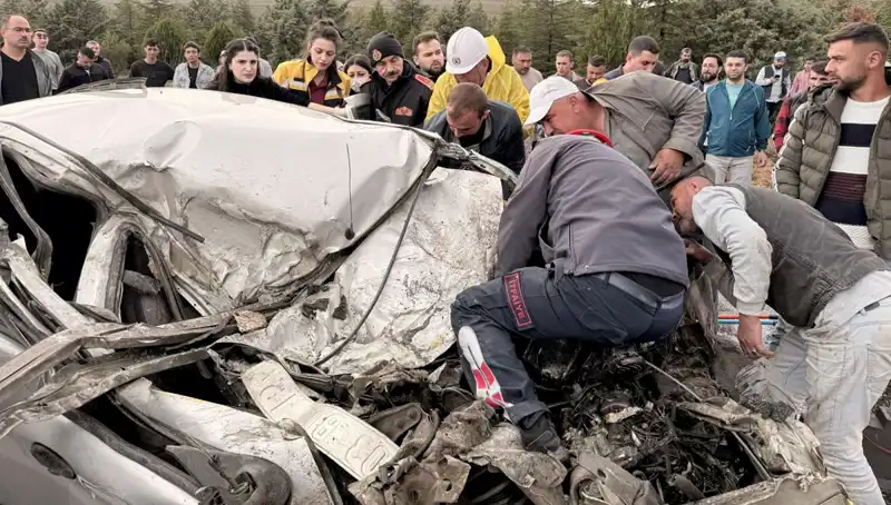 TIR ile Çarpışan Otomobil, Kağıt Gibi Ezildi: Korkunç Kaza Anları