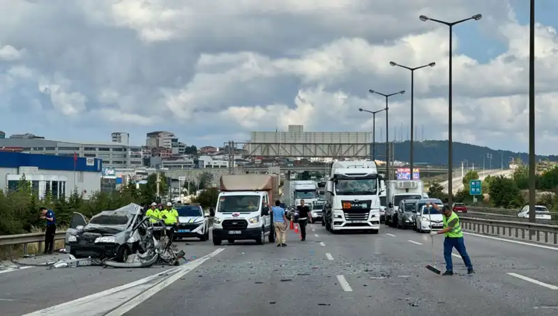 Otoyolda Şok Edici Kaza: Üç Kişi Aracında Sıkıştı!