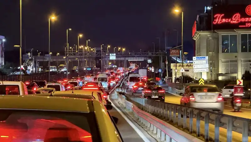 Yenibosna Metrobüs Yaya Üst Geçidinde Yenileme Çalışmaları Başlıyor